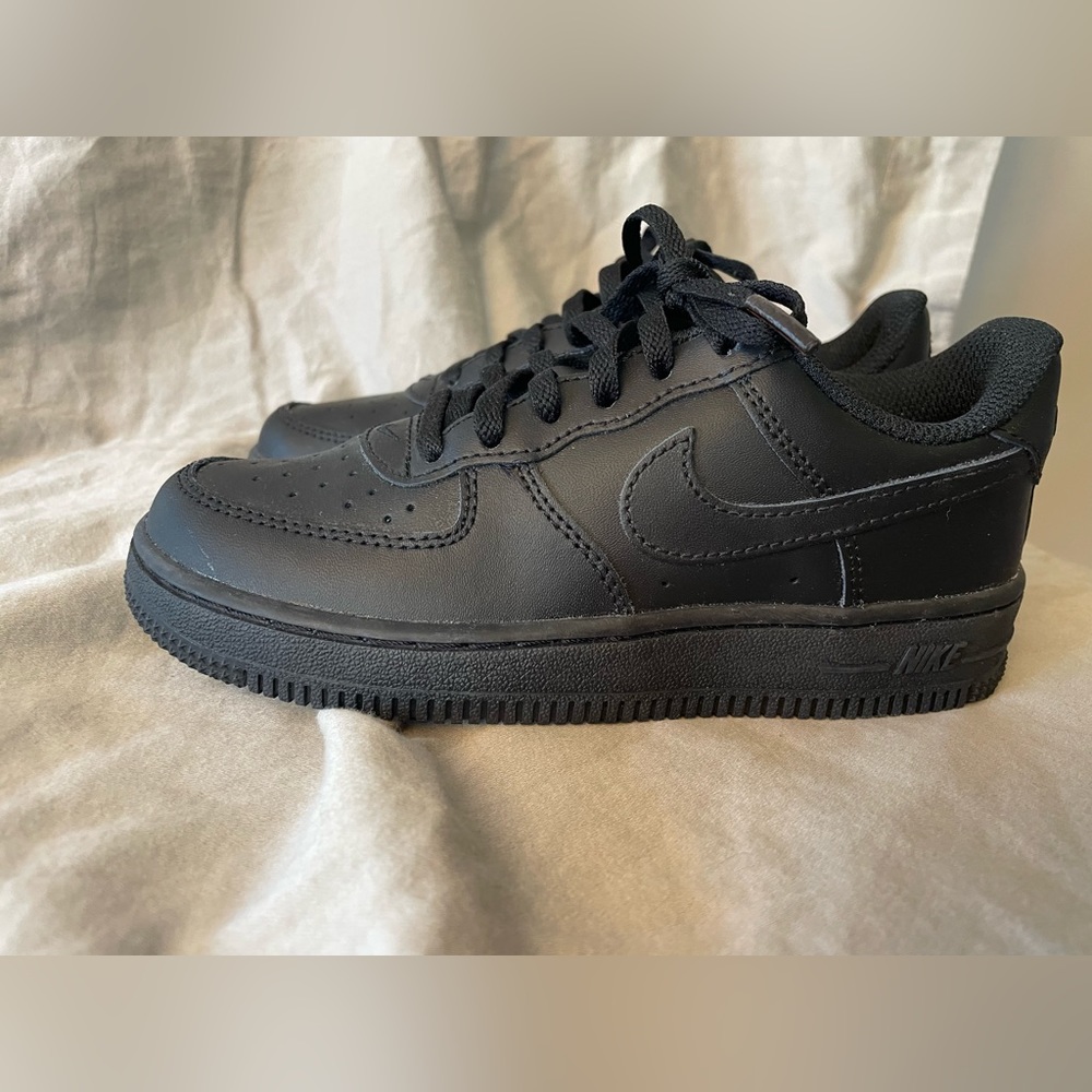 Force 1 LE boys black sneaker, size 13c with NB tags, never worn